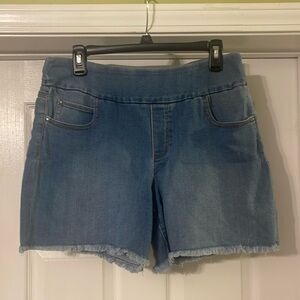 Sugar Magnolia - medium wash pull on blue jean shorts - size M